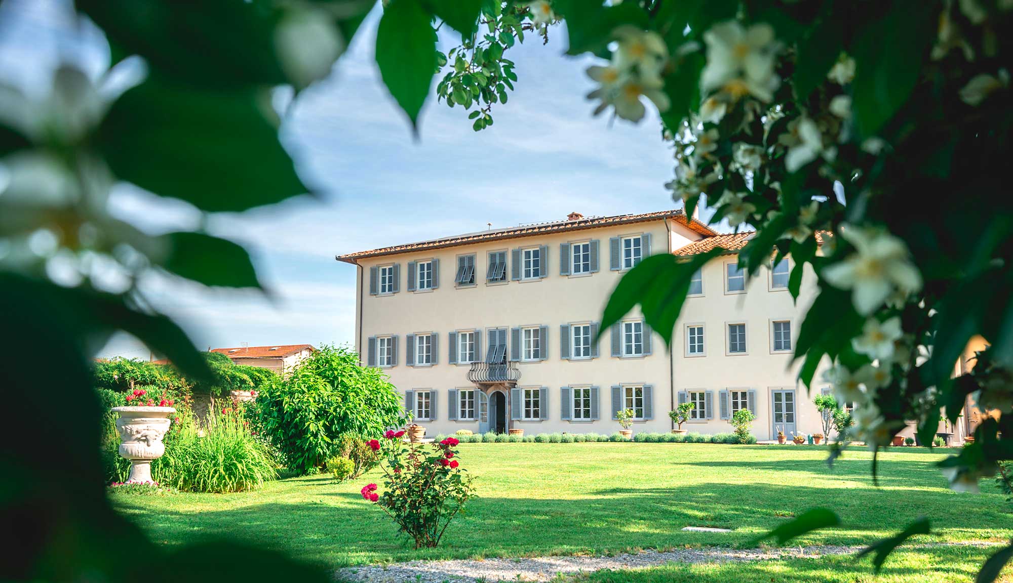 Villa La Preziosa una perla bianca incastonata nella verde Toscana